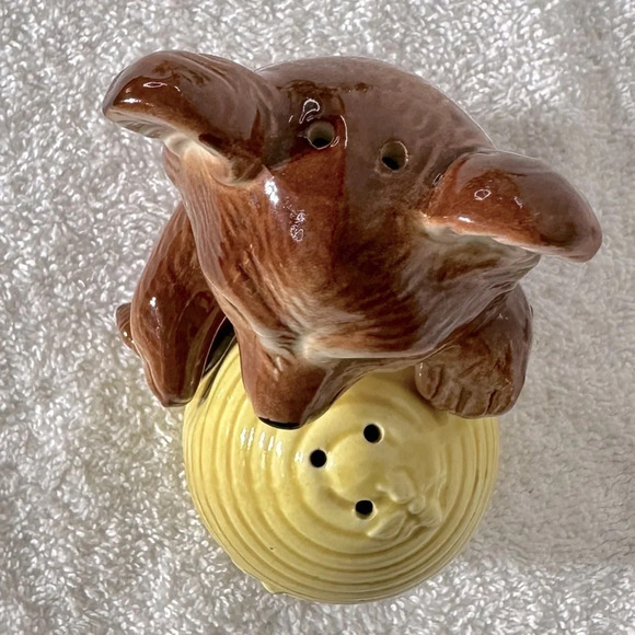 Vintage Japan Ceramic Brown Honey Bear Hugging Bee Hive Salt & Pepper Shakers - Picture 6 of 13